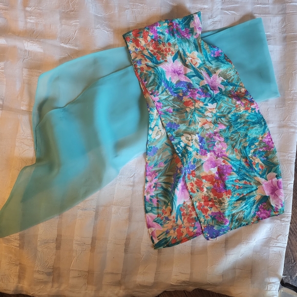 2 SILKY SCARVES - Picture 1 of 7